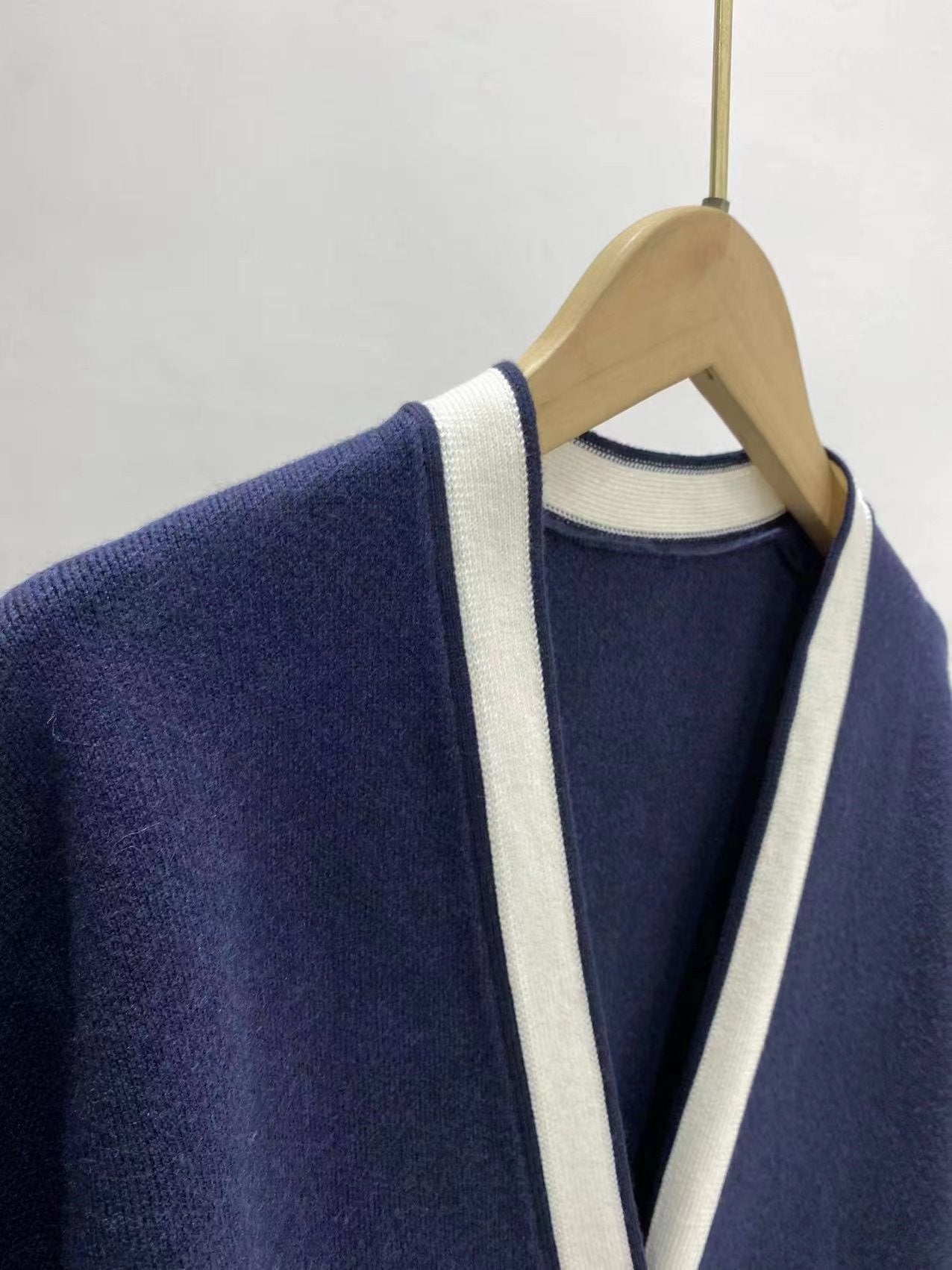 Women Contrast Trim Metal Button Knitted Cardigan-Veeddydropshipping